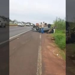 Carro capota após colisão na BR-376 entre Mandaguaçu e Maringá; vídeo