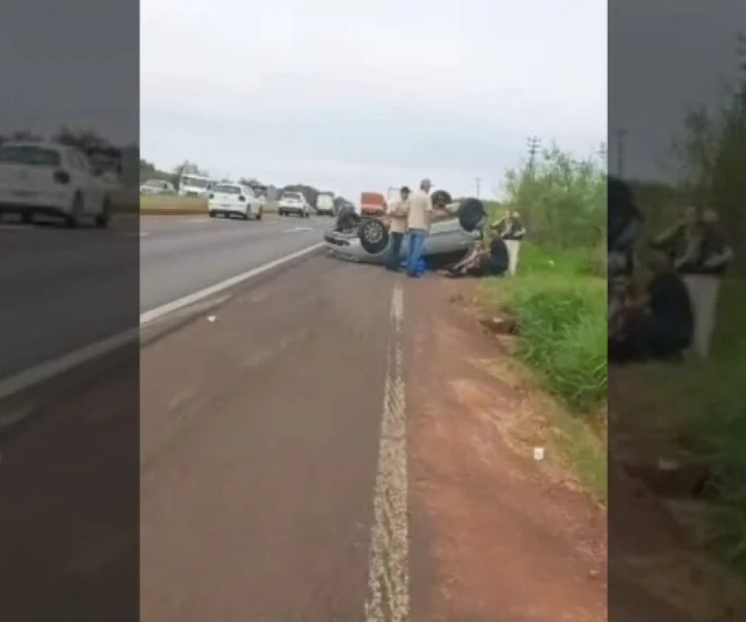 Carro capota após colisão na BR-376 entre Mandaguaçu e Maringá; vídeo
