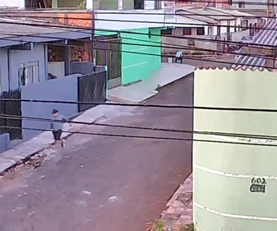 Suspeito abandona carro carregado de cigarros e foge a pé durante ação do BPFron em Foz do Iguaçu