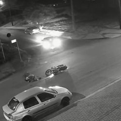 Câmera de segurança flagra motociclista sendo arremessado após colisão na Rua Rio da Paz, em Cascavel