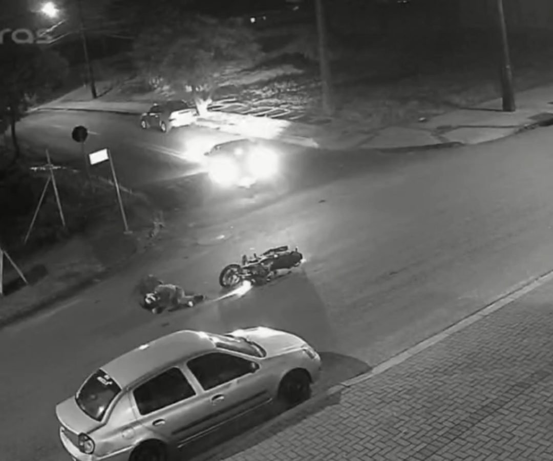 Câmera de segurança flagra motociclista sendo arremessado após colisão na Rua Rio da Paz, em Cascavel