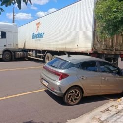 Carreta descontrolada desce rua sozinha em Toledo e atinge carros estacionados no centro