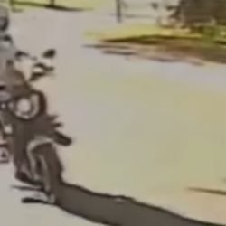 Casal morre após motociclista perder o controle durante manobra e colidir contra poste na Avenida Brasil, em Maringá