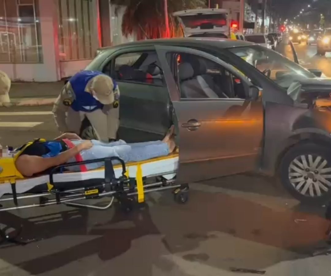 Motorista fica ferida após colisão entre Gol e motorhome no Centro de Cascavel