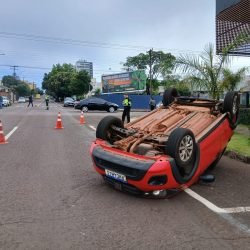 Carro capota após colisão entre dois veículos no cruzamento da Rua Vitória com a Sete de Setembro em Cascavel