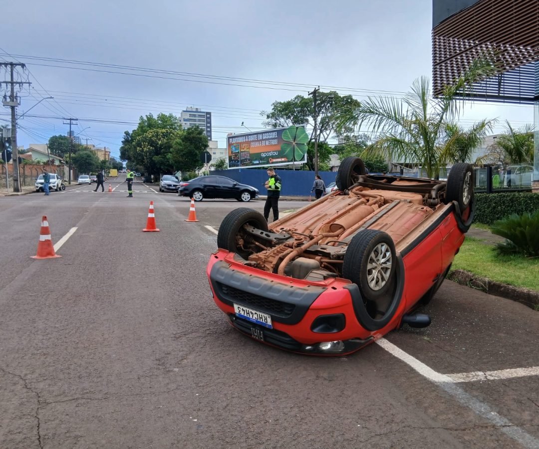 Carro capota após colisão entre dois veículos no cruzamento da Rua Vitória com a Sete de Setembro em Cascavel