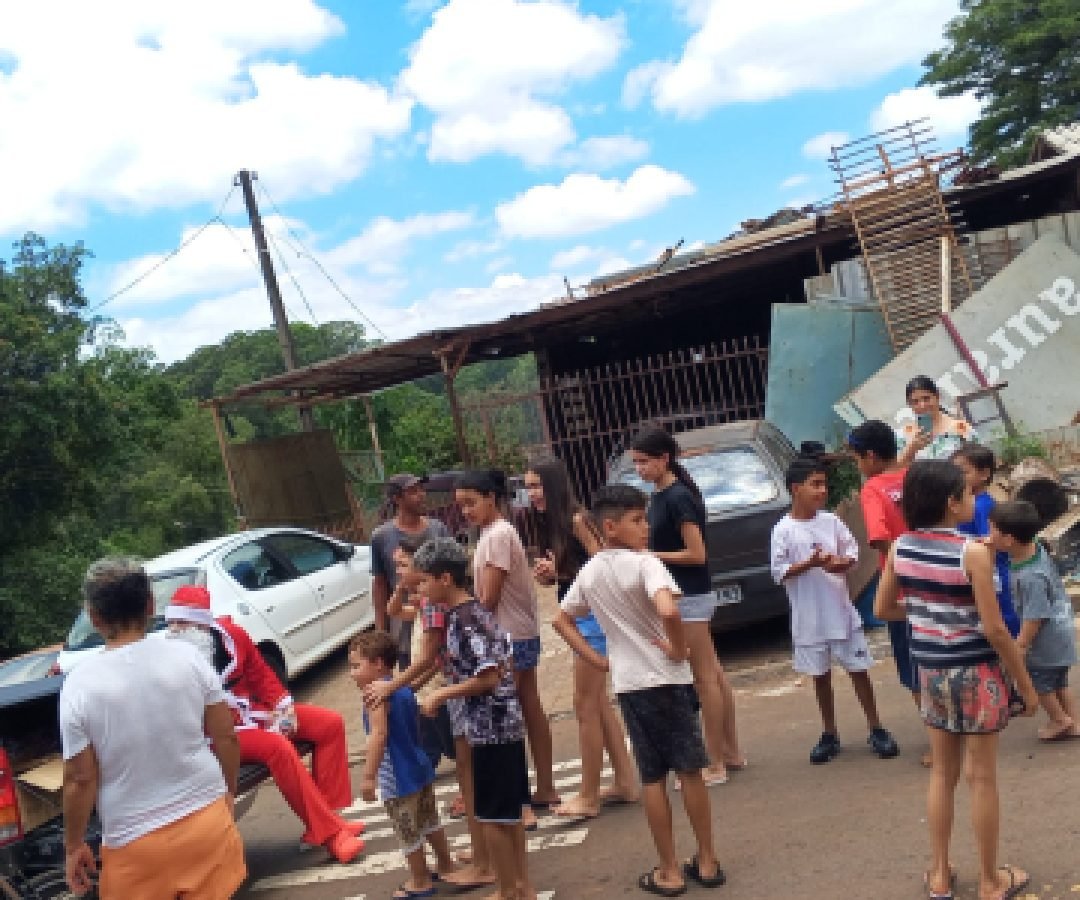 Ação social de Natal leva alegria a crianças de vários bairros de Cascavel