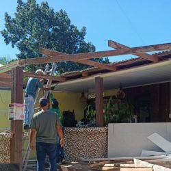 Imóveis irregulares são demolidos pelo IAT em Encantadas, na Ilha do Mel