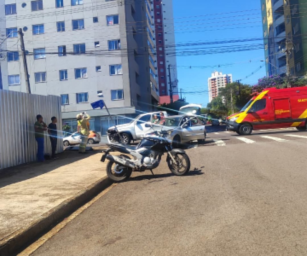 Acidente em cruzamento movimentado deixa motorista ferido no Centro de Cascavel