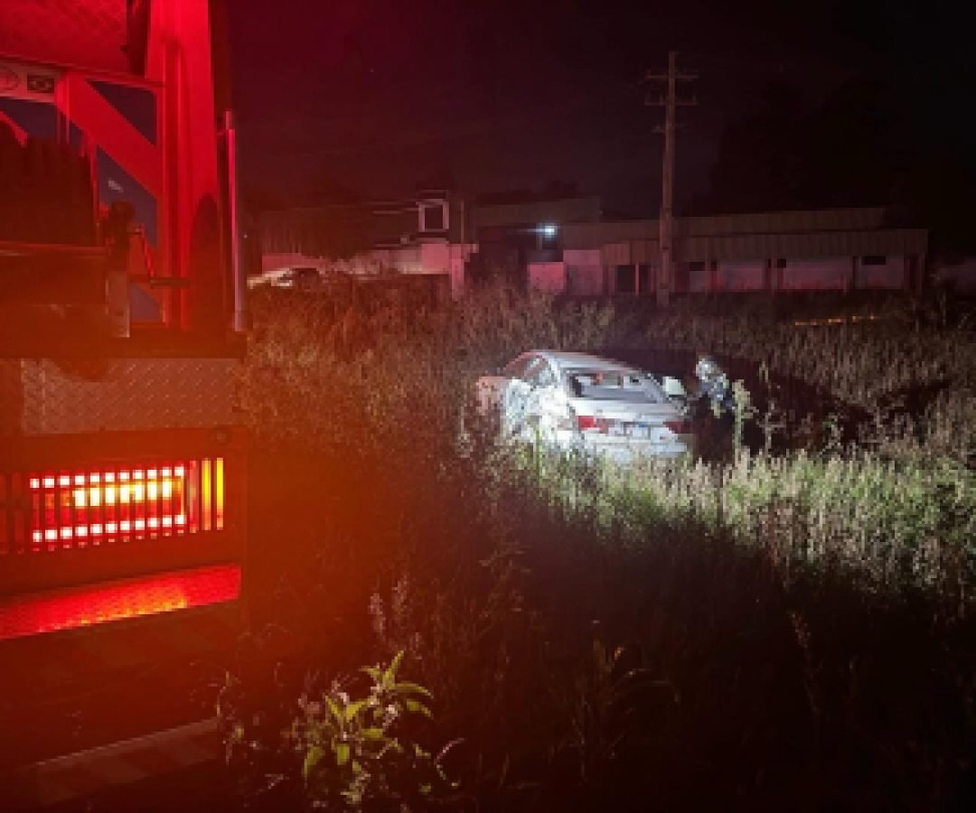 Acidente entre Audi e carreta mobiliza equipes na PR-182 em Ampére