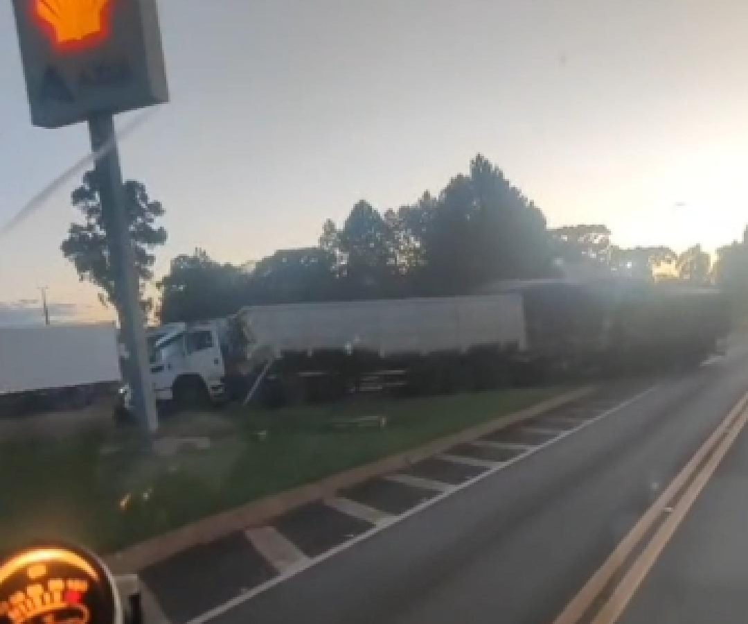 Acidente entre caminhões provoca congestionamento na BR-277 e motoristas desviam por dentro de posto em Candói