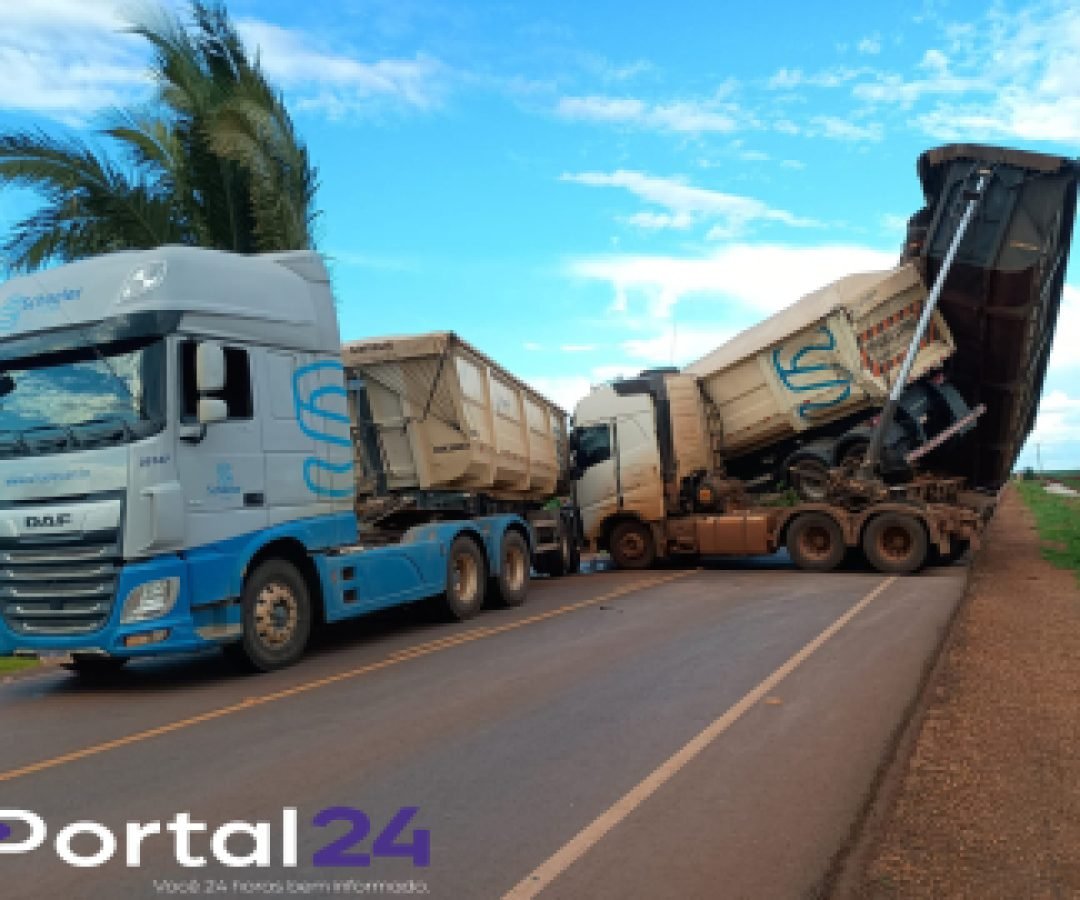 Acidente entre carretas bloqueia rodovia e causa transtornos na MS-276, entre Indápolis e Lagoa Bonita