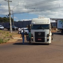 Acidente entre carro e caminhão é registrado na Rua Jacarezinho, em Cascavel
