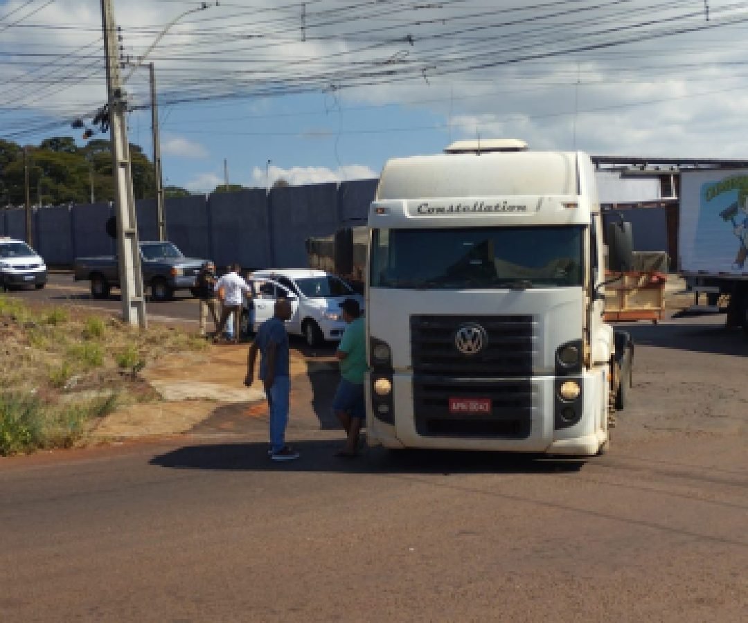 Acidente entre carro e caminhão é registrado na Rua Jacarezinho, em Cascavel