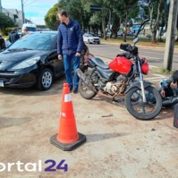 Acidente entre carro e moto deixa jovem ferido na Avenida Brasil