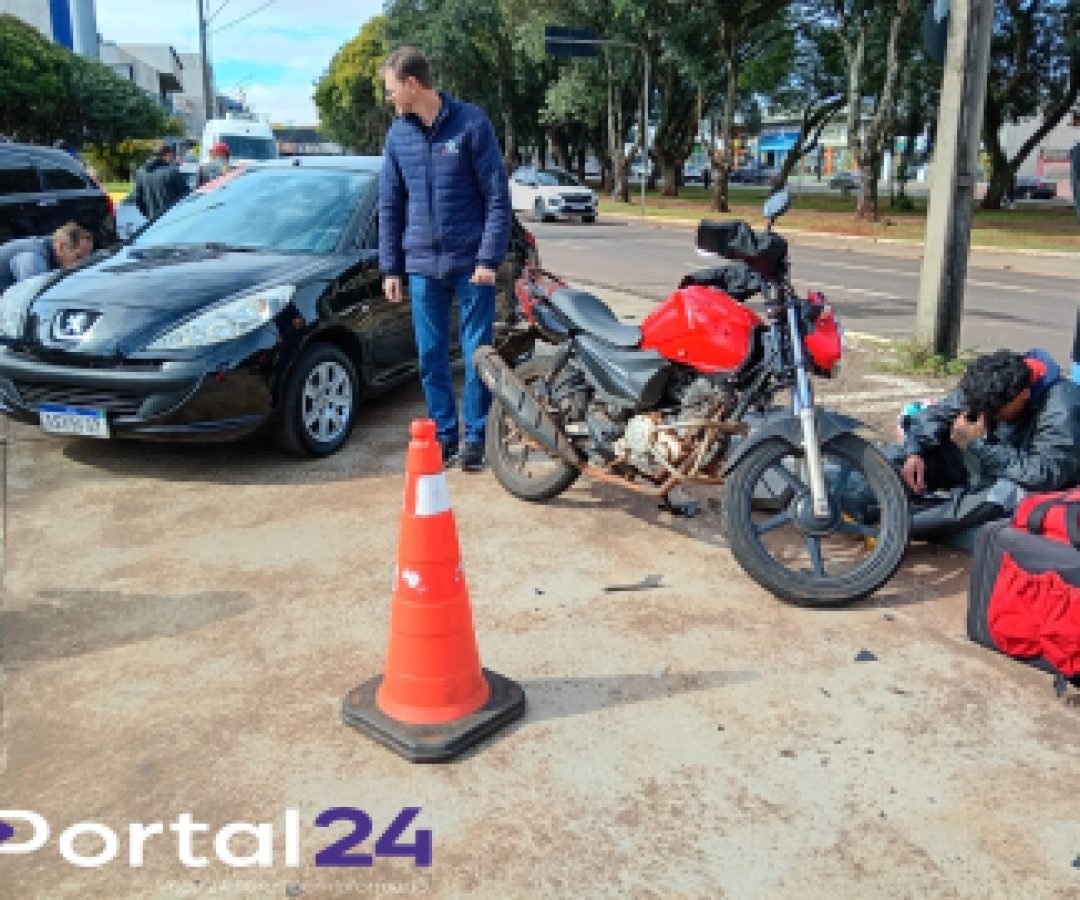 Acidente entre carro e moto deixa jovem ferido na Avenida Brasil