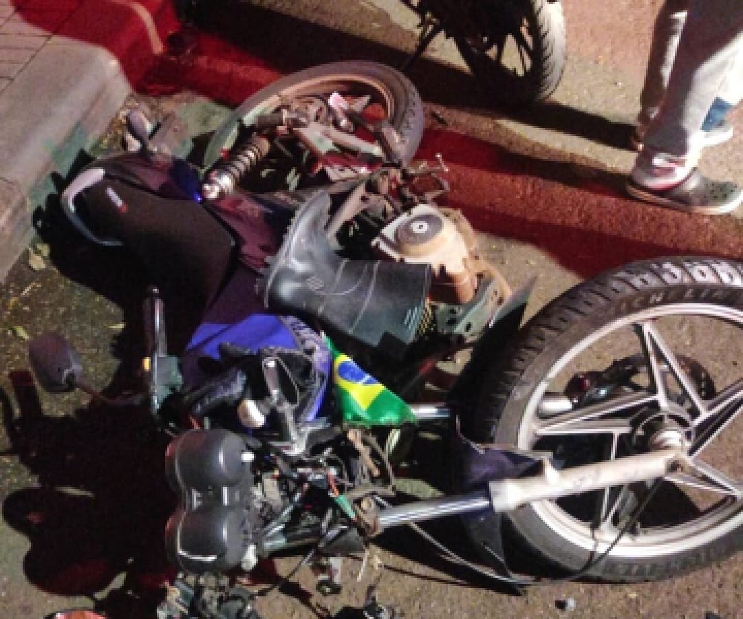 Acidente entre carro e motocicleta mobiliza moradores em Cascavel