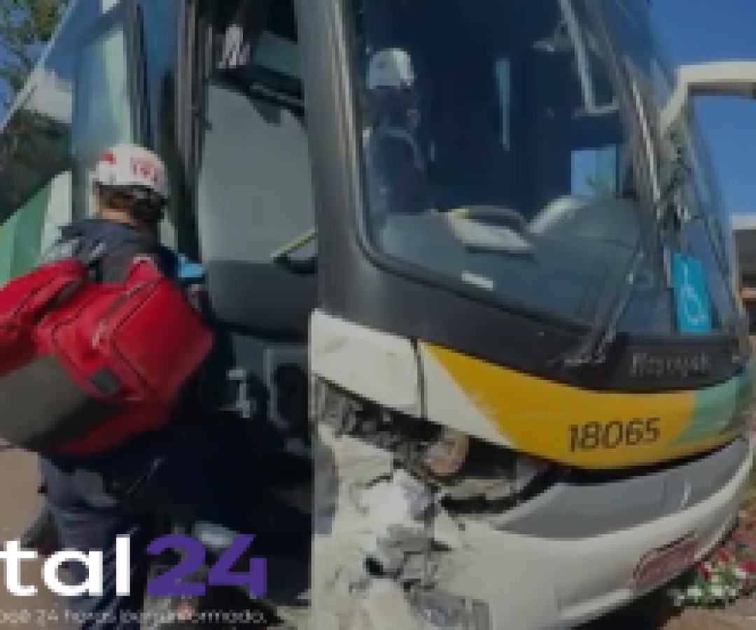 Acidente entre carro e ônibus é registrado em Cascavel