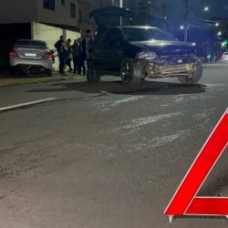 Acidente entre três carros termina com veículo atingindo muro de residência em Cascavel