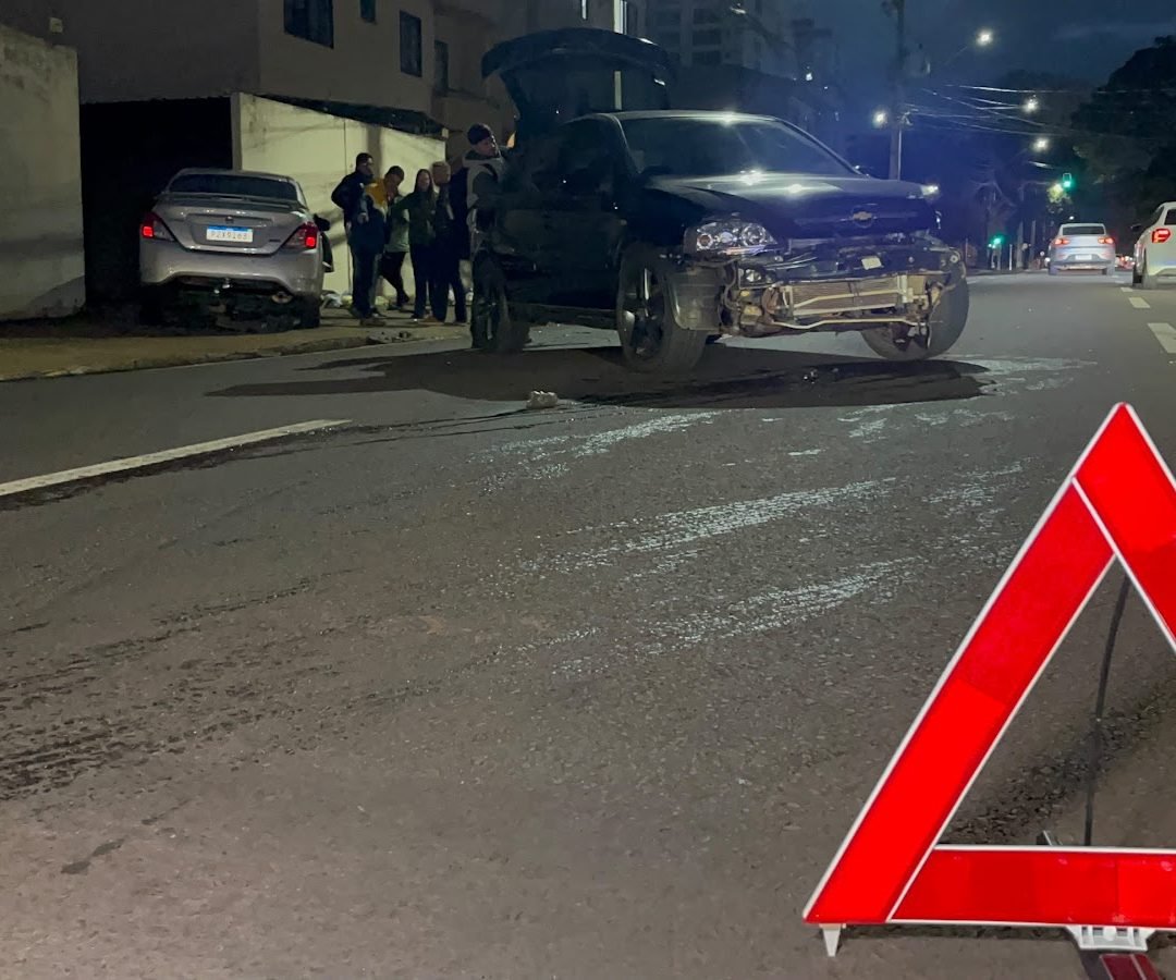 Acidente entre três carros termina com veículo atingindo muro de residência em Cascavel