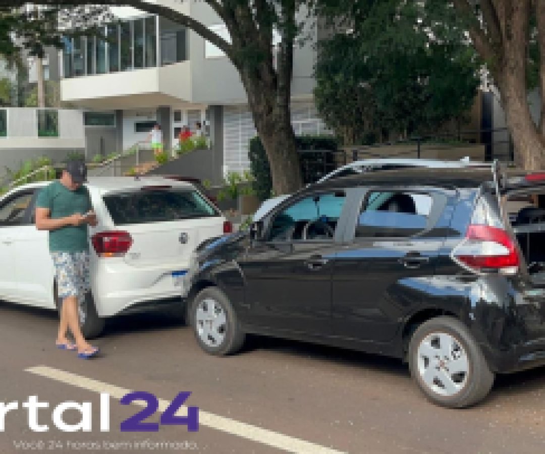 Acidente envolvendo três carros é registrado no centro de Cascavel