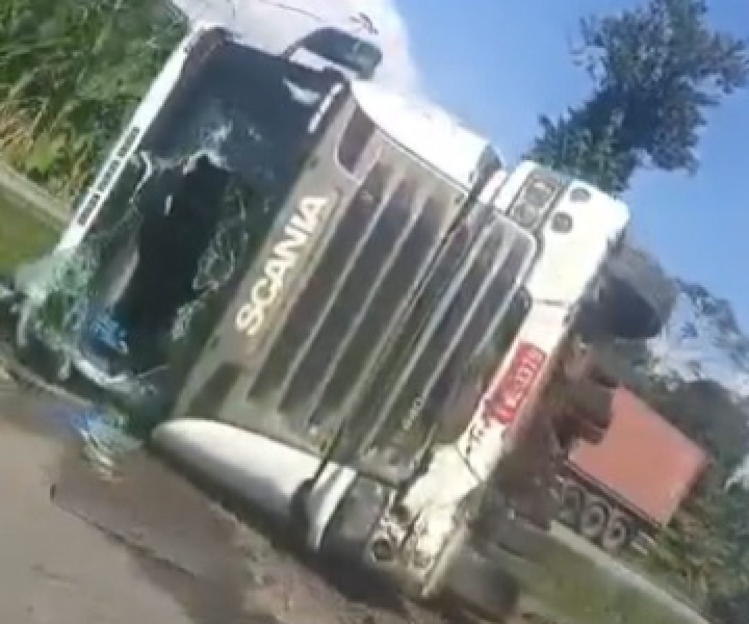 Acidente na BR-277 interdita faixas nos dois sentidos em Paranaguá