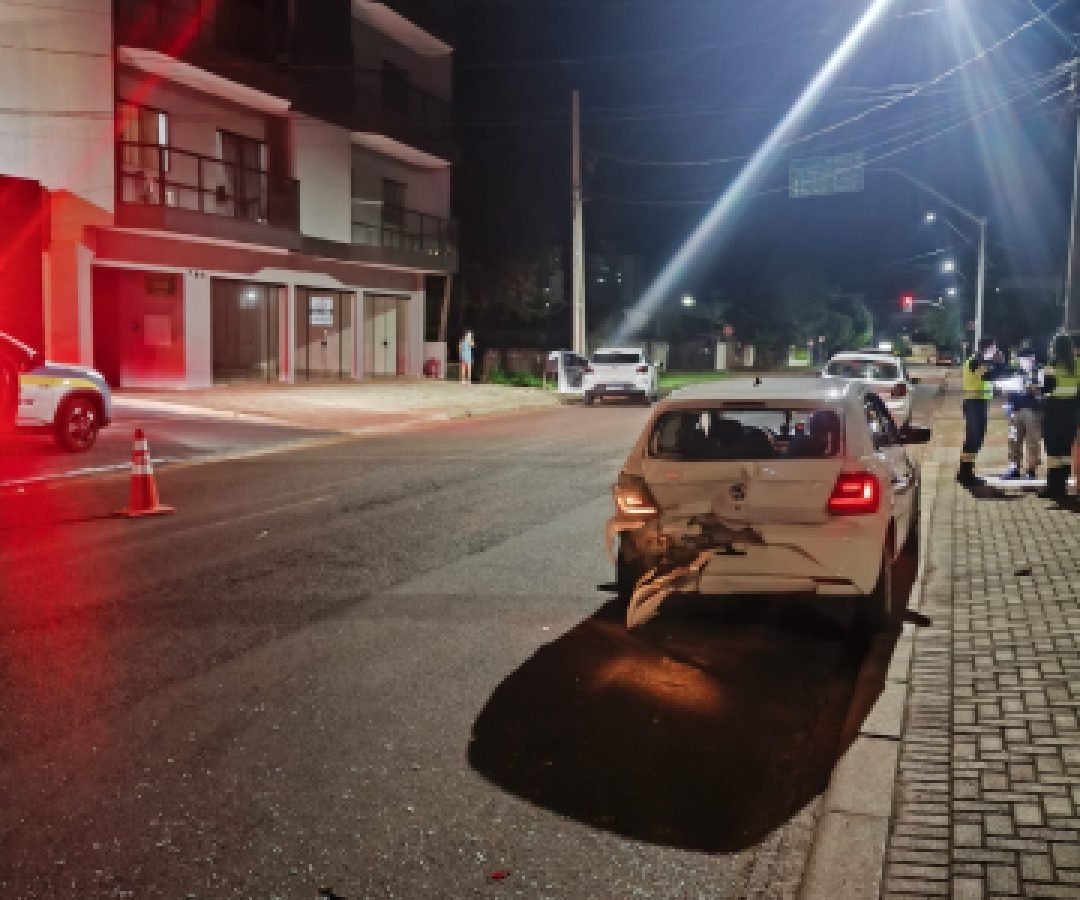Acidente no Santa Cruz termina com dois presos em Cascavel