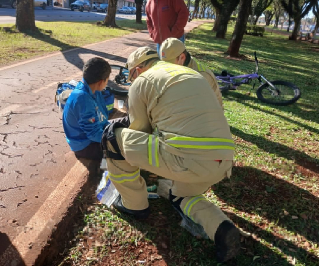 Adolescente fratura punho após queda de bicicleta na Avenida Brasil
