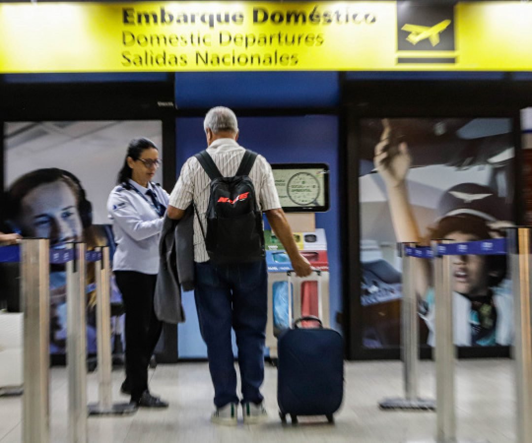 Estado e Anvisa levam vacinação a aeroportos do Paraná com foco na Copa