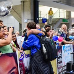 Ganhando o Mundo: Reencontros emocionantes no retorno de estudantes do Reino Unido