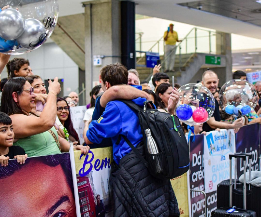 Ganhando o Mundo: Reencontros emocionantes no retorno de estudantes do Reino Unido