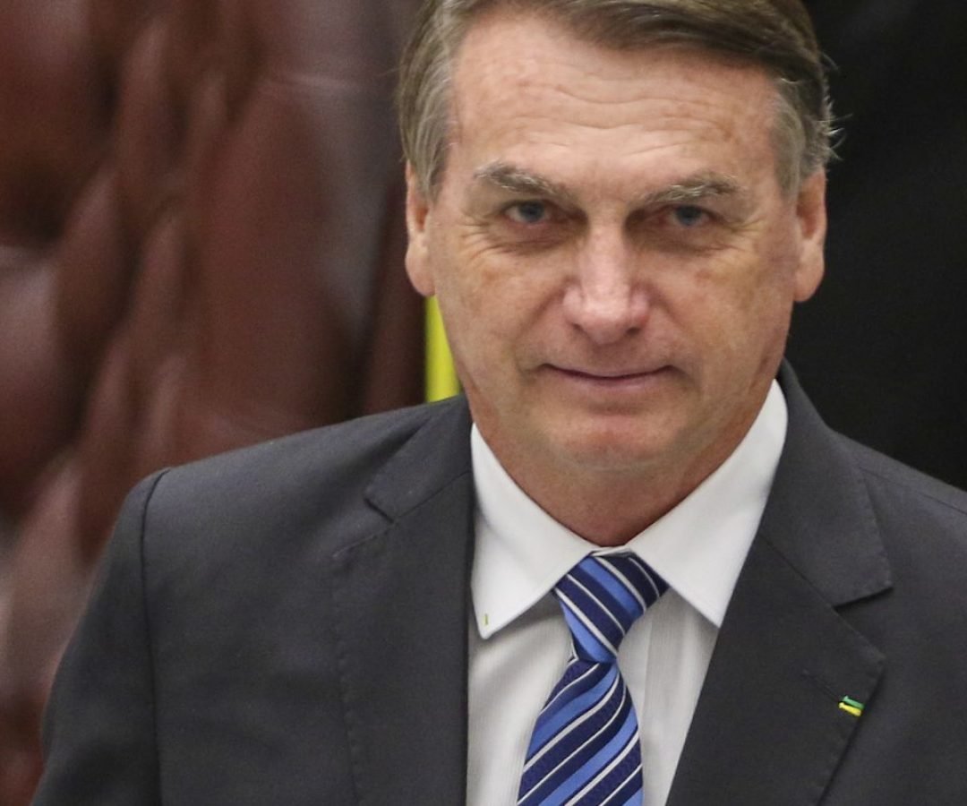 Alexandre de Moraes decide manter Bolsonaro em prisão domiciliar