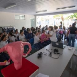Alunas do Colégio Estadual Jardim Maracanã participam de palestra e recebem kits de higiene íntima