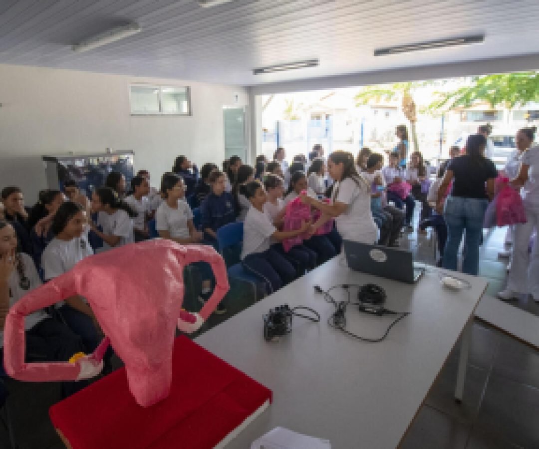 Alunas do Colégio Estadual Jardim Maracanã participam de palestra e recebem kits de higiene íntima