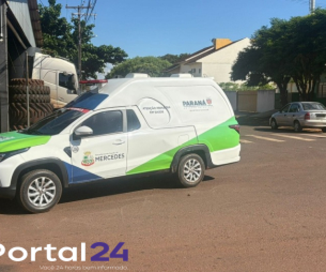 Ambulância se envolve em acidente no Centro de Mercedes