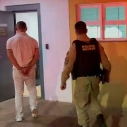 Ao intervir em ocorrência por som alto, homem é preso com dois mandados em aberto no Country