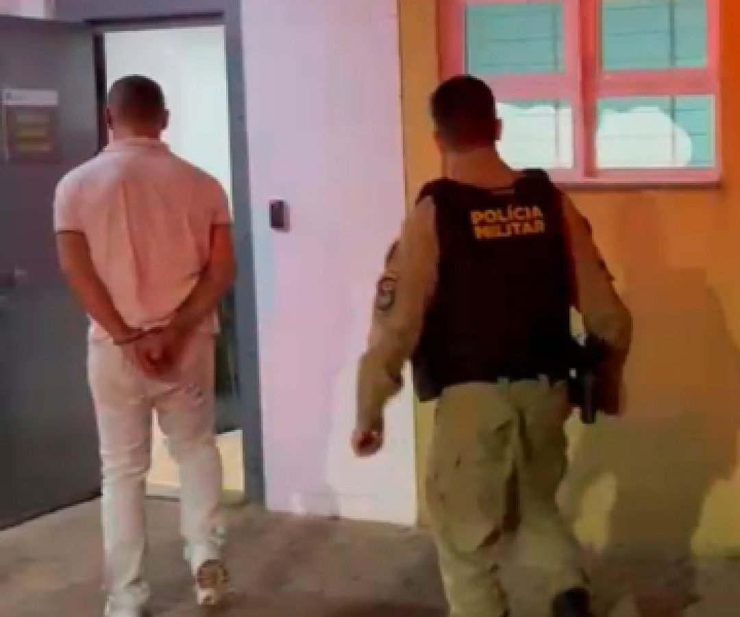 Ao intervir em ocorrência por som alto, homem é preso com dois mandados em aberto no Country