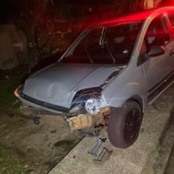 Após bater em carro estacionado, homem é preso por embriaguez