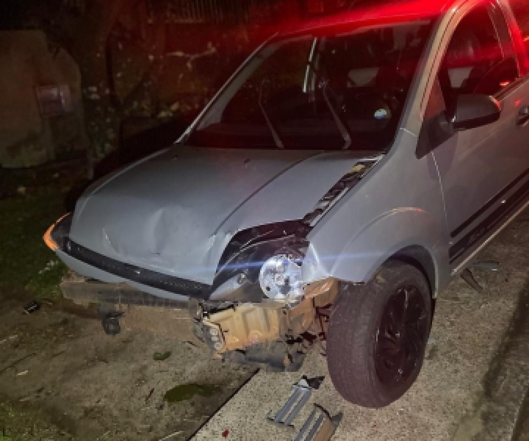 Após bater em carro estacionado, homem é preso por embriaguez