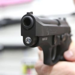 Professor é afastado após exibir arma de fogo em sala de aula no Paraná