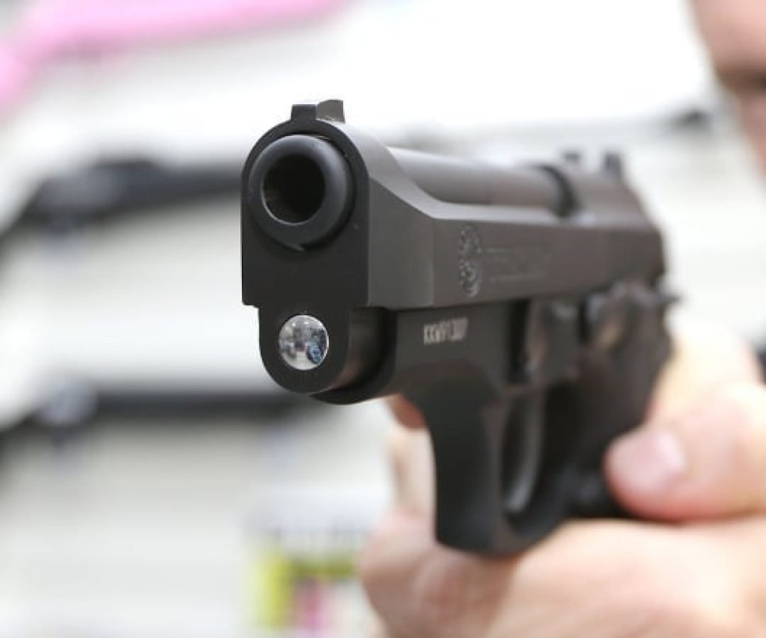 Professor é afastado após exibir arma de fogo em sala de aula no Paraná