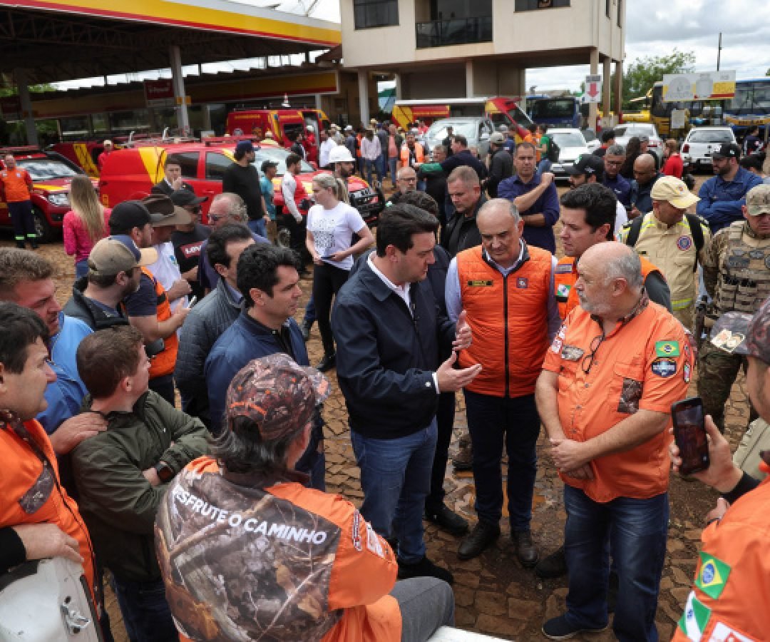 Em Rio Bonito do Iguaçu, Ratinho Junior anuncia força-tarefa para reconstrução das casas