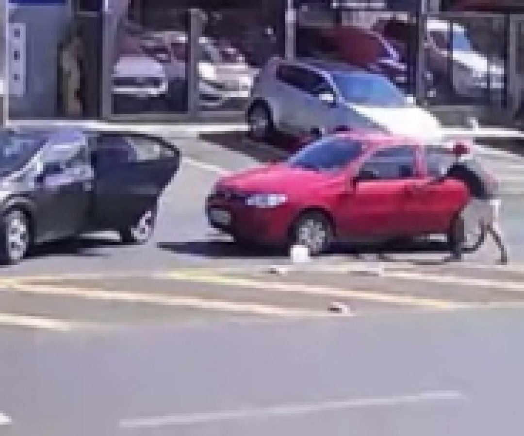 Assalto é registrado na Avenida República Argentina; veículo é levado por criminosos