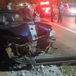 Astra fica destruído após colidir em poste no Periolo
