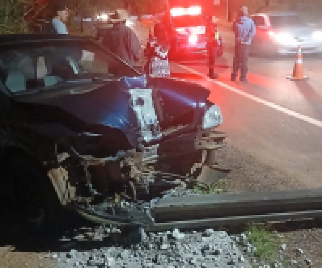 Astra fica destruído após colidir em poste no Periolo