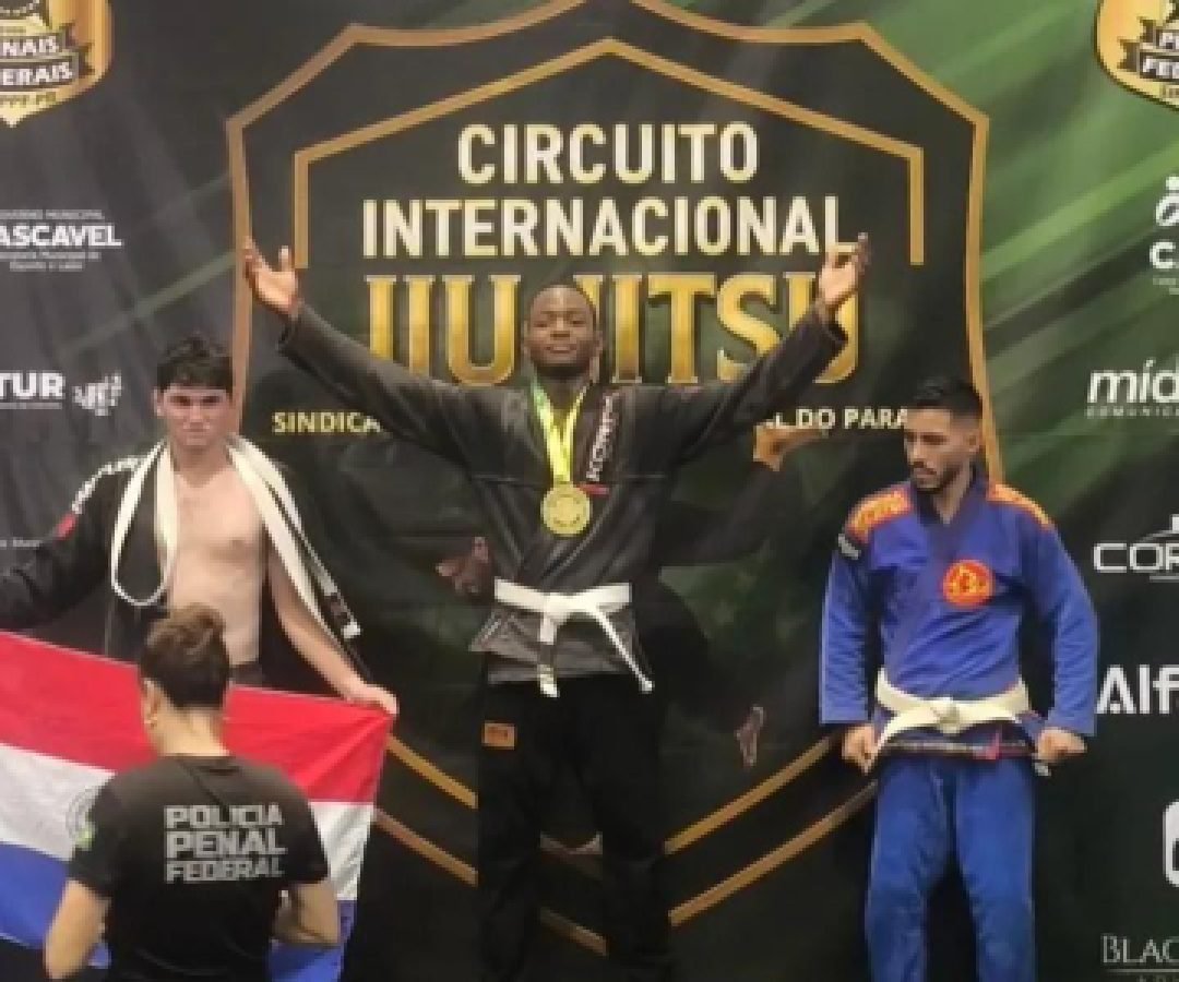 Atleta haitiano conquista ouro em campeonato internacional de jiu-jitsu em Cascavel