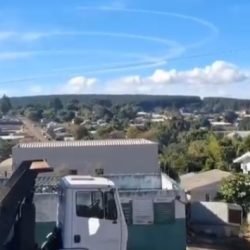 Avião chama atenção ao sobrevoar Chapecó em círculos; manobra foi procedimento padrão por baixa visibilidade