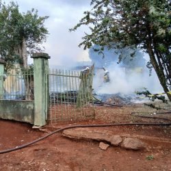 Incêndio destrói casa de madeira no bairro Interlagos, em Cascavel