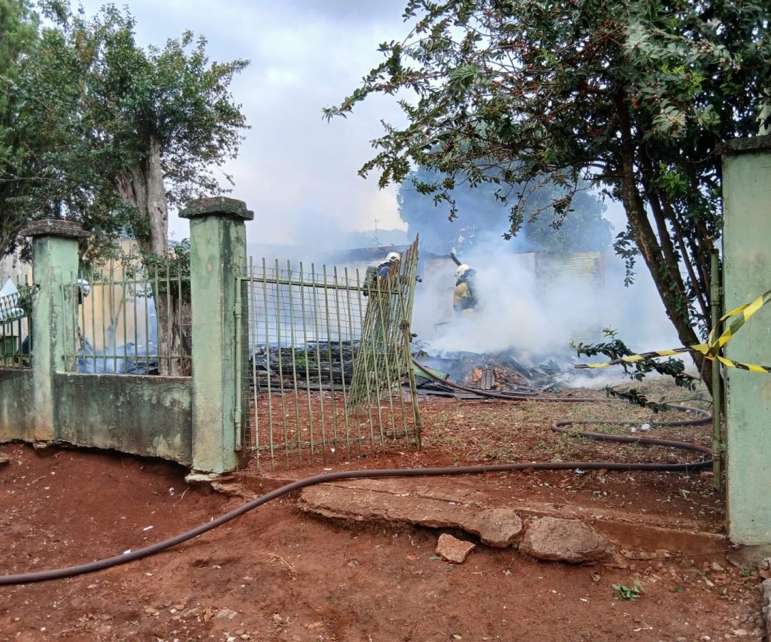 Incêndio destrói casa de madeira no bairro Interlagos, em Cascavel