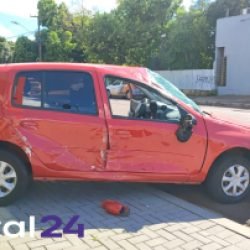 Batida em cruzamento faz carro capotar no Centro de Cascavel